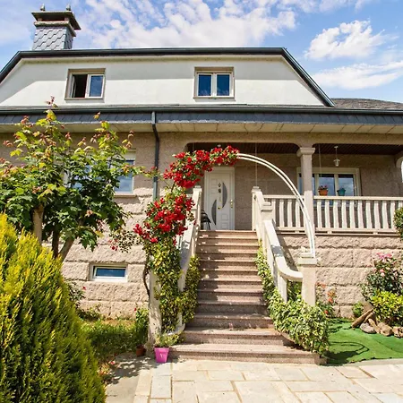 4 Bedroom Awesome In Casa vacanze